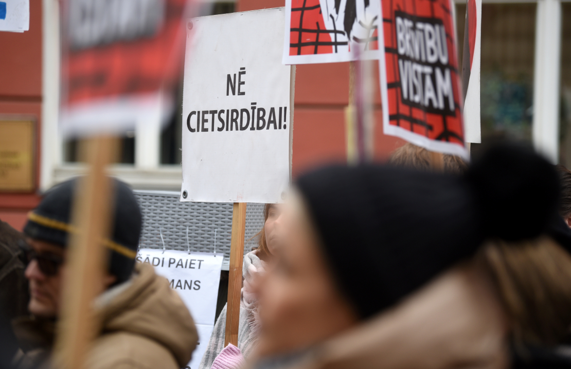 Pie Saeimas dzīvnieku aizsardzības organizācija "Dzīvnieku brīvība" rīko piketu, aicinot deputātus atkārtoti iesniegt un virzīt likumprojektu par aizliegumu turēt dējējvistas industriālajos sprostos Latvijā.