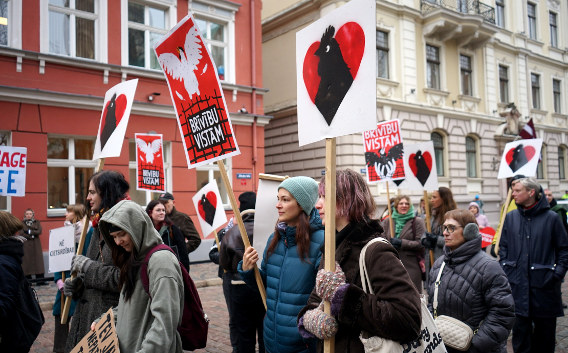 Pie Saeimas dzīvnieku aizsardzības organizācija "Dzīvnieku brīvība" rīko piketu, aicinot deputātus atkārtoti iesniegt un virzīt likumprojektu par aizliegumu turēt dējējvistas industriālajos sprostos Latvijā.