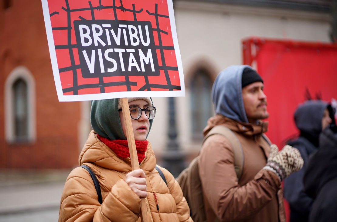 Pie Saeimas dzīvnieku aizsardzības organizācija "Dzīvnieku brīvība" rīko piketu, aicinot deputātus atkārtoti iesniegt un virzīt likumprojektu par aizliegumu turēt dējējvistas industriālajos sprostos Latvijā.
