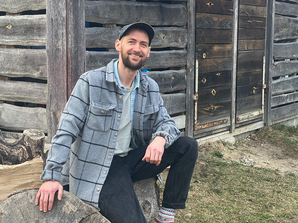 Veco šķūni, kas redzams Žanim aiz muguras, viņam padomā pārveidot par vietu meistarklasēm un viesu maltītēm.