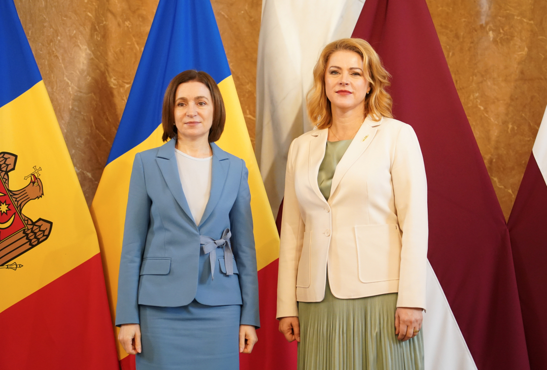 Ministru prezidente Evika Siliņa (no labās) un Moldovas prezidente Maija Sandu tikšanās laikā Ministru kabinetā.