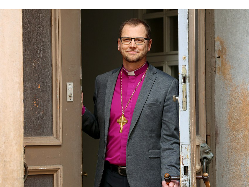 Rinalds Grants: "Cilvēkiem ar dažādiem viedokļiem vairāk vajadzētu sarunāties savā starpā ar seju pret seju. Citādi distancēti mēs otra tēlu demonizējam, noliedzot saprašanos un kopsaucēja meklējumus. Sarunājoties ir reālāk atklāt, ka otram cilvēkam, lai arī viņš ir ar atšķirīgiem uzskatiem, nav ļaunu nodomu."