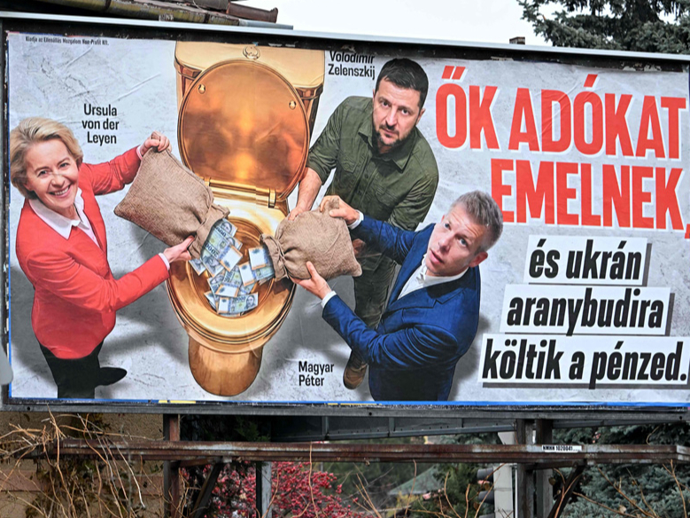 Ungārijā valdošie spēki priekšvēlēšanu kampaņā aktīvi izmanto Ukrainas nomelnošanas tēmu. Vienā no plakātiem redzams opozīcijas
līderis Pēters Maģars (no labās) ar Ukrainas un ES līderiem. Aģitācijas plakātu rotā sauklis: “Viņi paaugstina nodokļus un tērē jūsu naudu zelta podiem Ukrainā!”