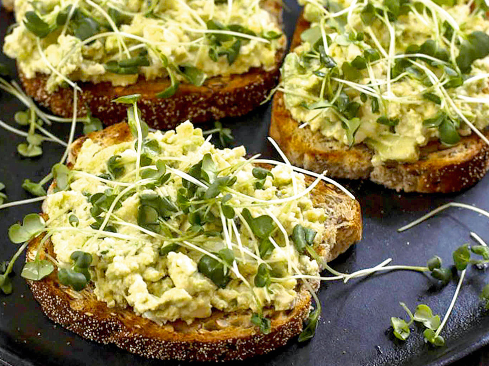 Olu un avokado salātu maizītes.