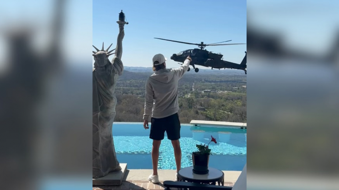Mūziķis Kid Rock salutē ASV militārajam helikopteram.