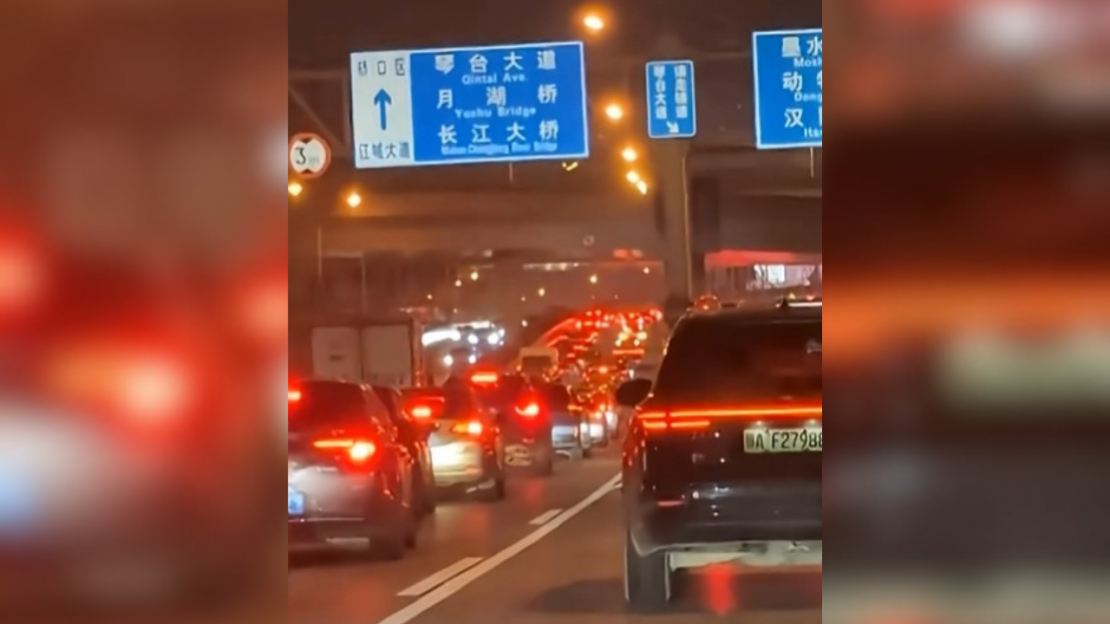 Apstājušos autonomo taksometru radītais sastrēgums Uhaņā, Ķīnā.