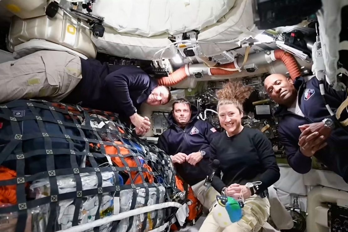 Šajā attēlā, kas iegūts no NASA publicēta video, redzama misijas “Artemis II” apkalpe: no kreisās – Kanādas astronauts un misijas speciālists Džeremijs Hansens, komandieris Rīds Vaismens, misijas speciāliste Kristīna Koha un pilots Viktors Glovers, videokonferencē no Mēness orbītas.