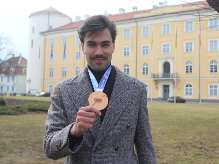 XXV ziemas olimpisko spēļu bronzas medaļas ieguvējs 1500 metru
distancē Roberts Krūzbergs pirms došanās uz pieņemšanu pie
Valsts prezidenta Rīgas pilī.