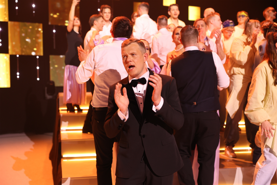 Muzikālā šova šova "Koru kari" piektā tiešraide.