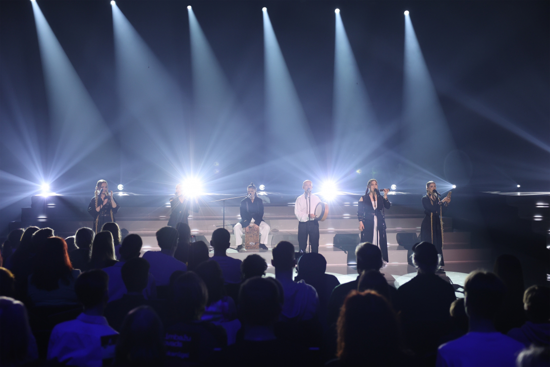 Muzikālā šova šova "Koru kari" piektā tiešraide.