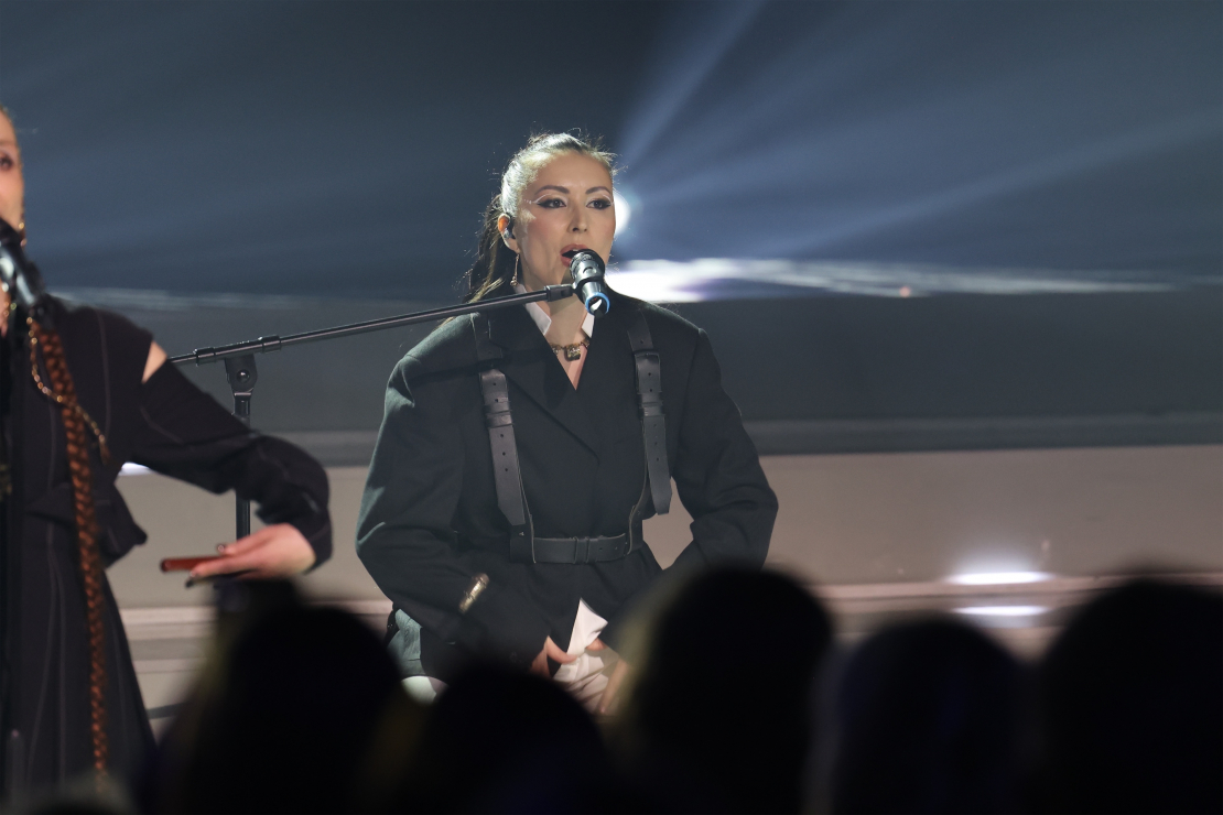 Muzikālā šova šova "Koru kari" piektā tiešraide.