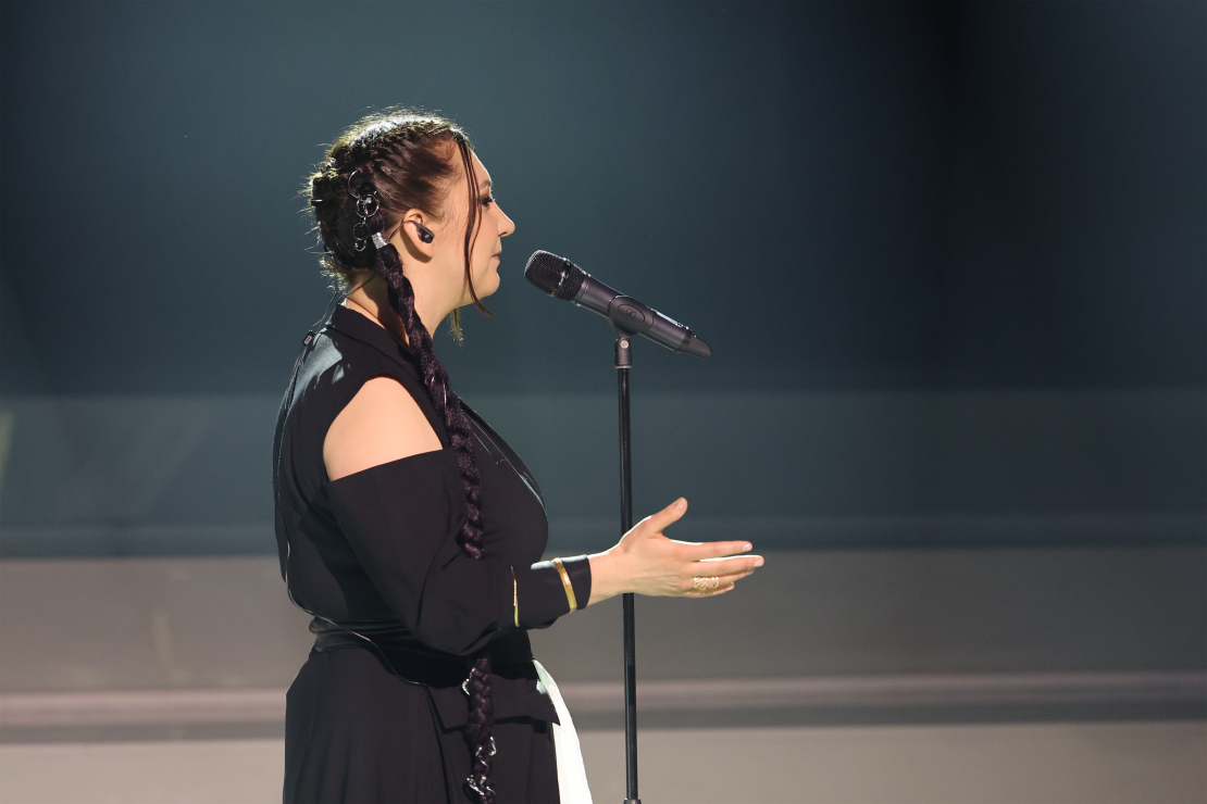 Muzikālā šova šova "Koru kari" piektā tiešraide.