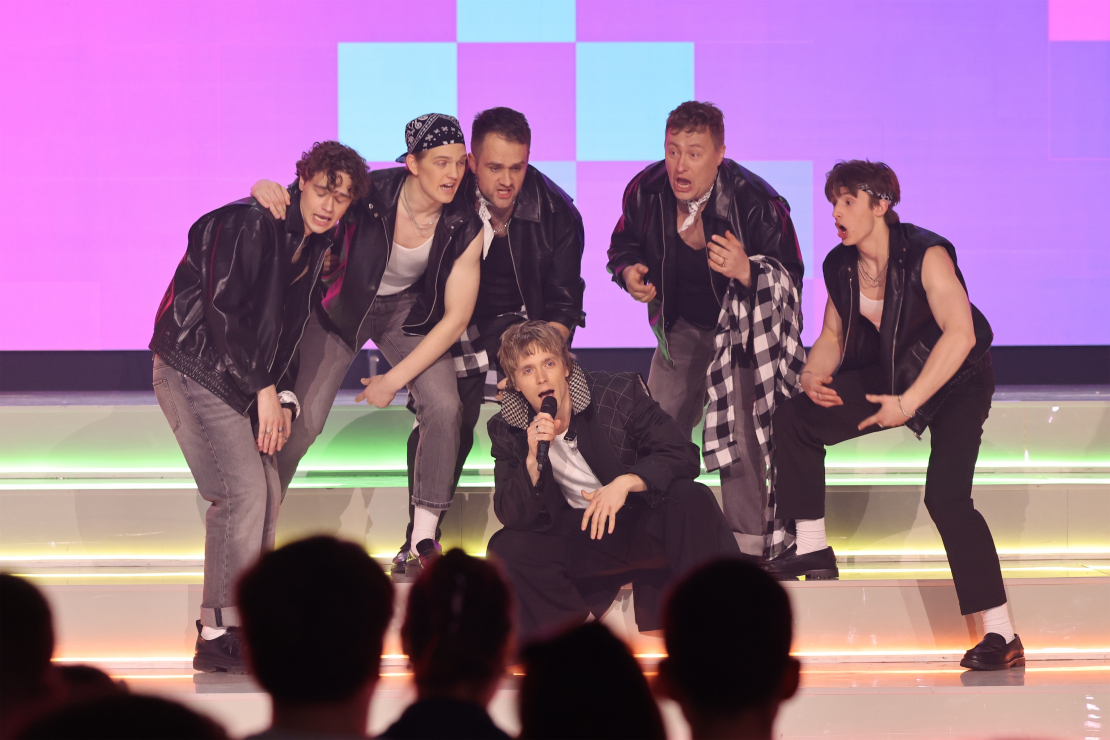 Muzikālā šova šova "Koru kari" piektā tiešraide.