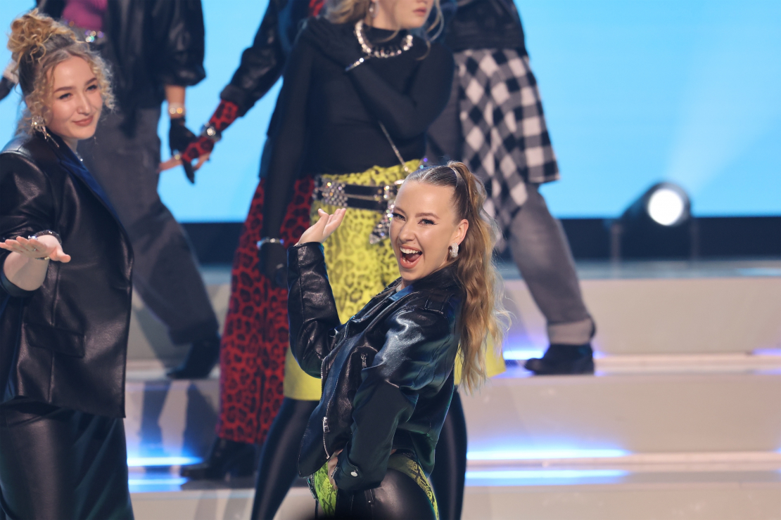 Muzikālā šova šova "Koru kari" piektā tiešraide.