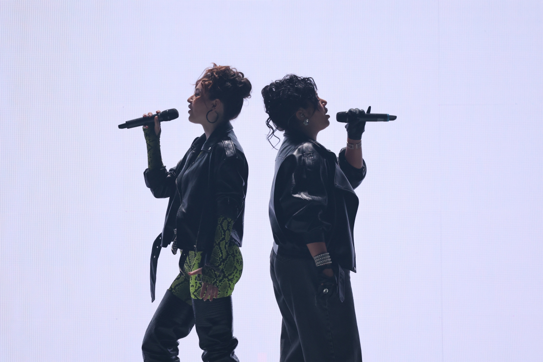 Muzikālā šova šova "Koru kari" piektā tiešraide.