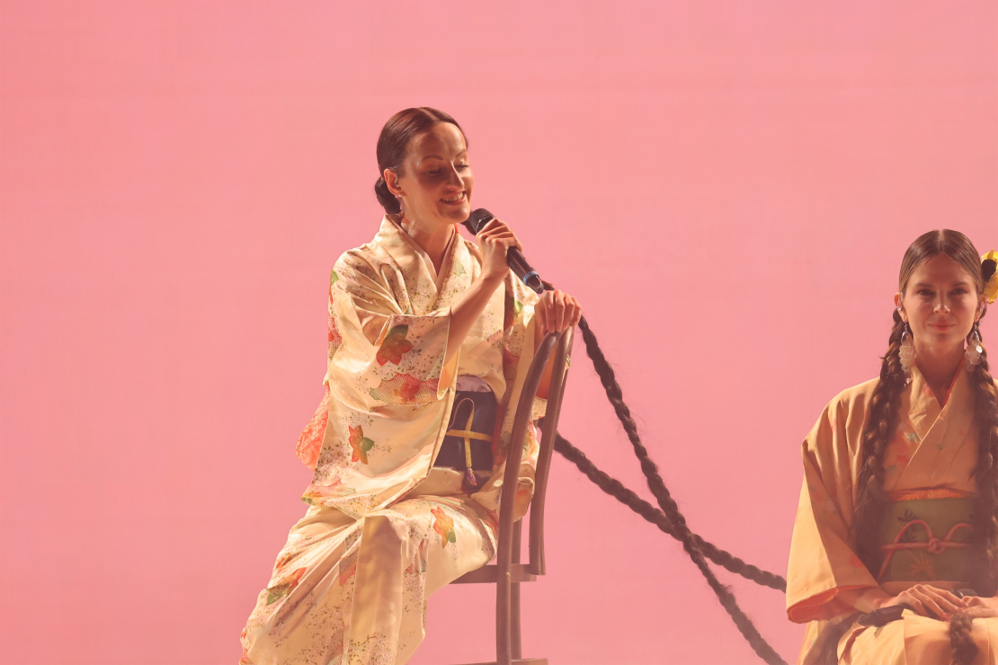 Muzikālā šova šova "Koru kari" piektā tiešraide.