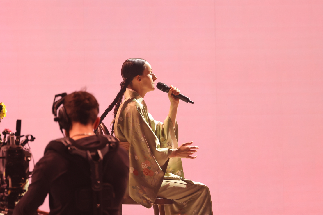 Muzikālā šova šova "Koru kari" piektā tiešraide.