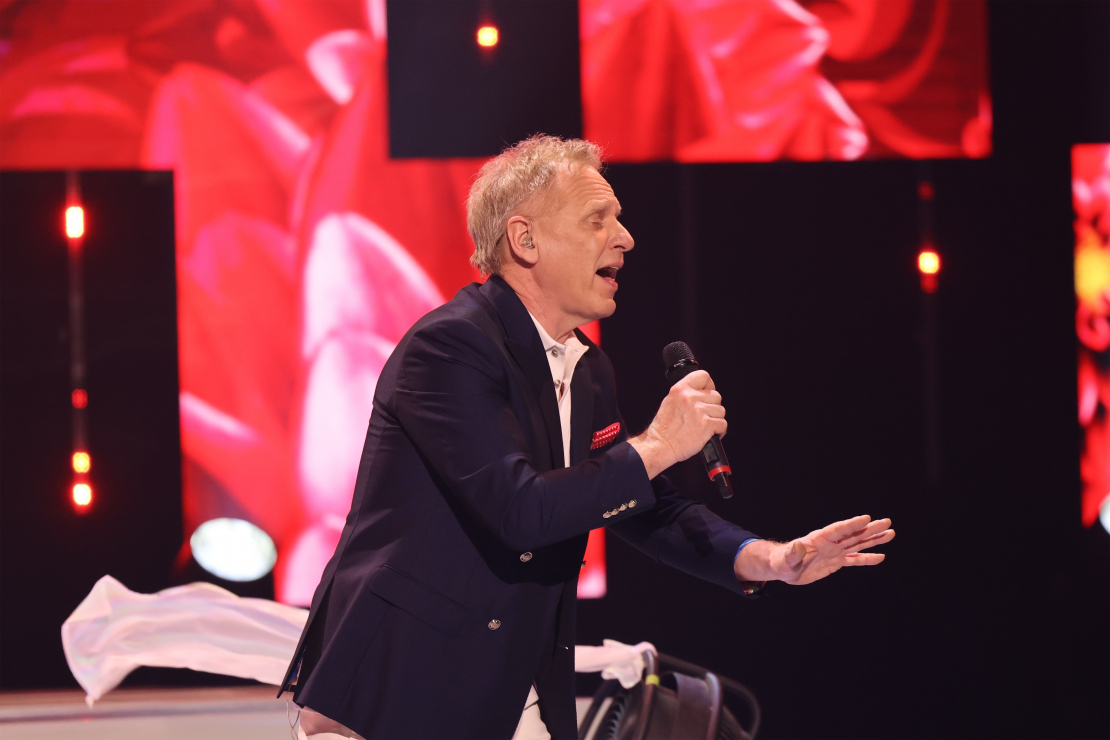 Muzikālā šova šova "Koru kari" piektā tiešraide.