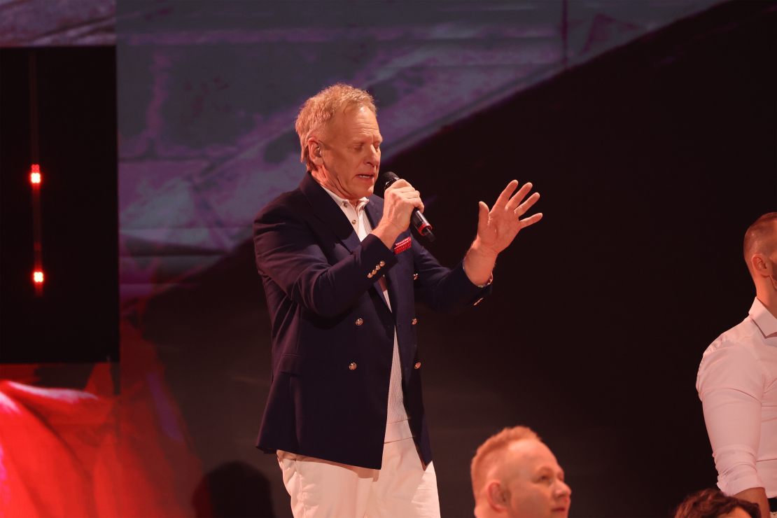 Muzikālā šova šova "Koru kari" piektā tiešraide.