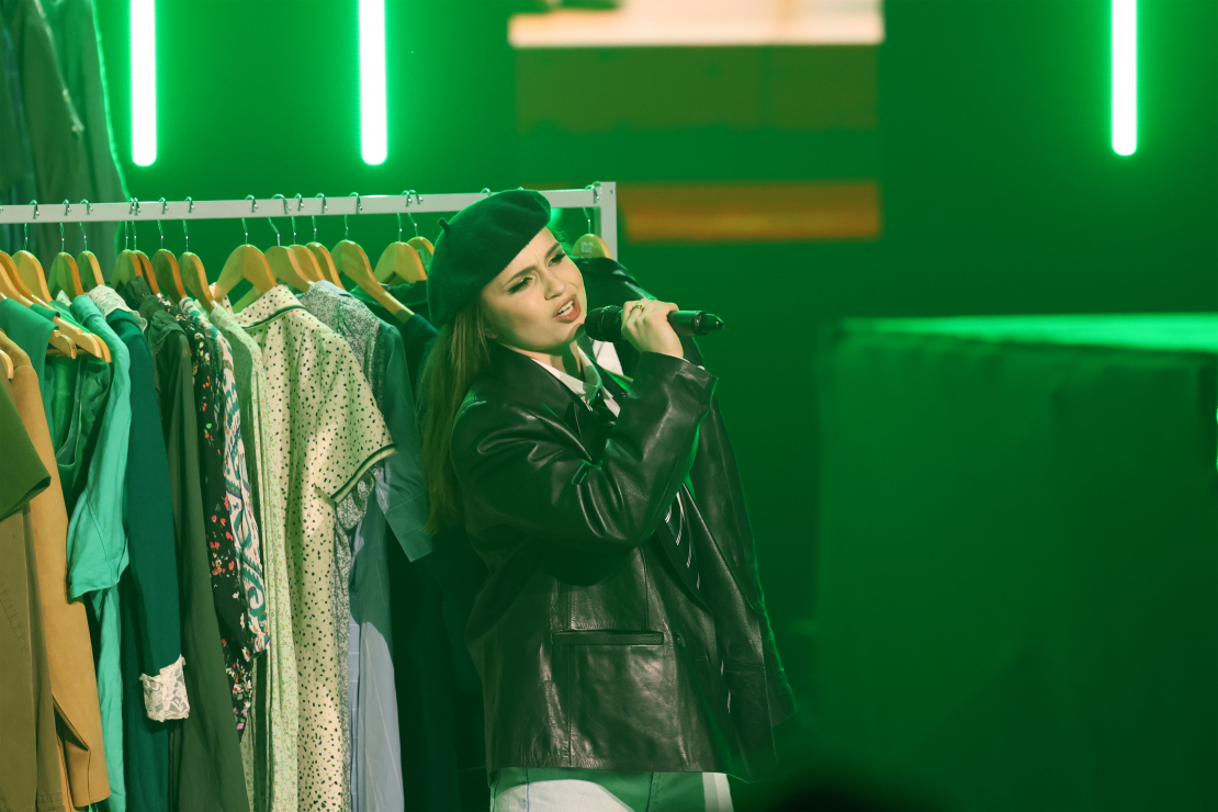 Muzikālā šova šova "Koru kari" piektā tiešraide.