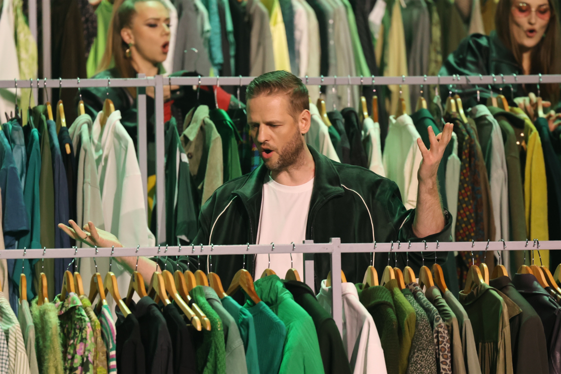 Muzikālā šova šova "Koru kari" piektā tiešraide.