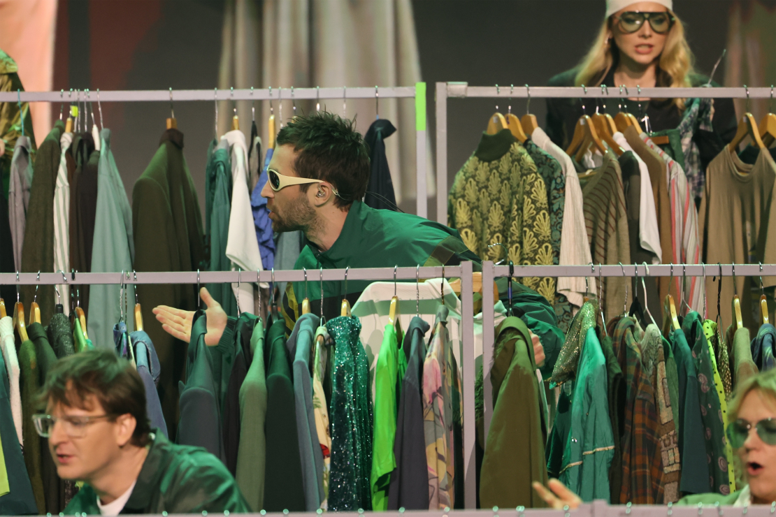 Muzikālā šova šova "Koru kari" piektā tiešraide.