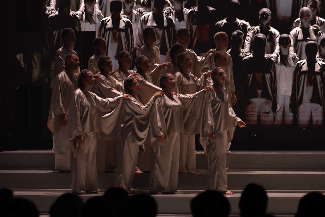 Muzikālā šova šova "Koru kari" piektā tiešraide.