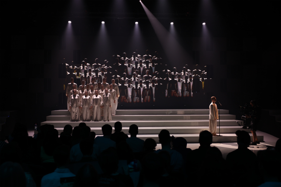 Muzikālā šova šova "Koru kari" piektā tiešraide.