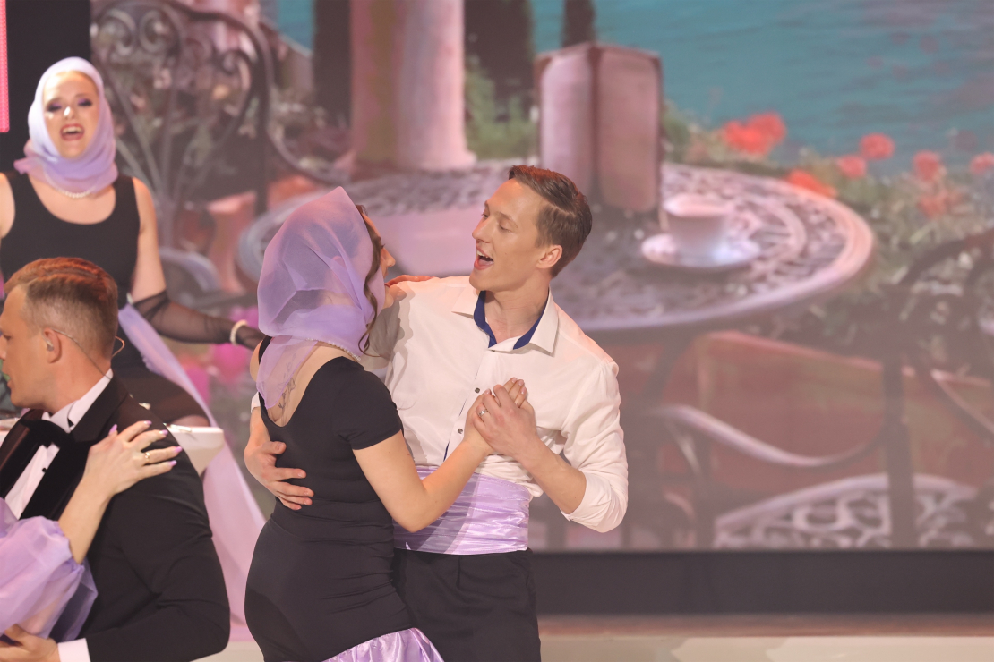 Muzikālā šova šova "Koru kari" piektā tiešraide.