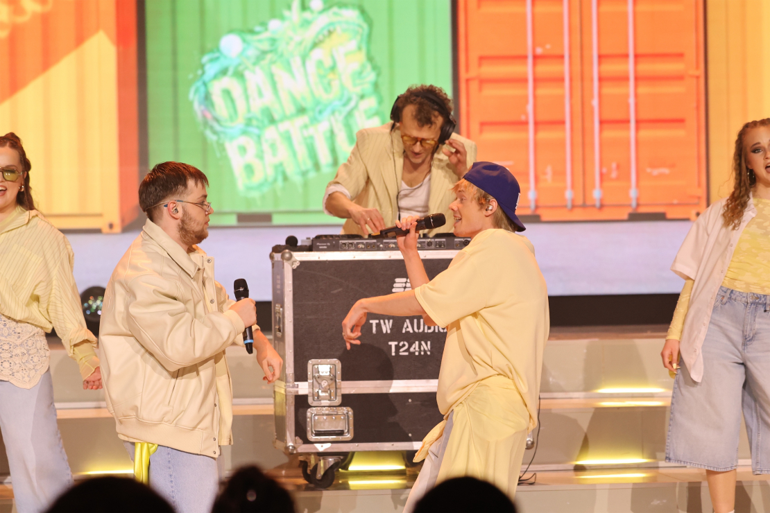 Muzikālā šova šova "Koru kari" piektā tiešraide.