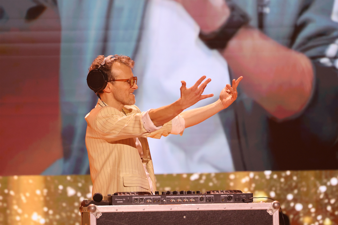 Muzikālā šova šova "Koru kari" piektā tiešraide.