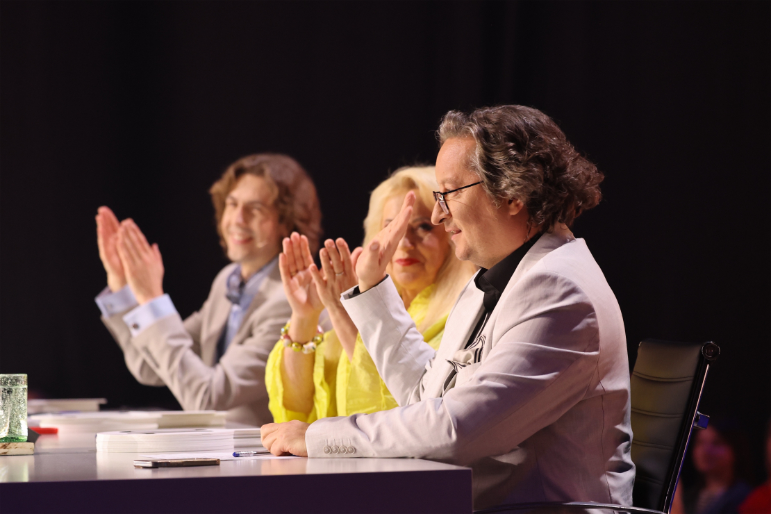 Muzikālā šova šova "Koru kari" piektā tiešraide.