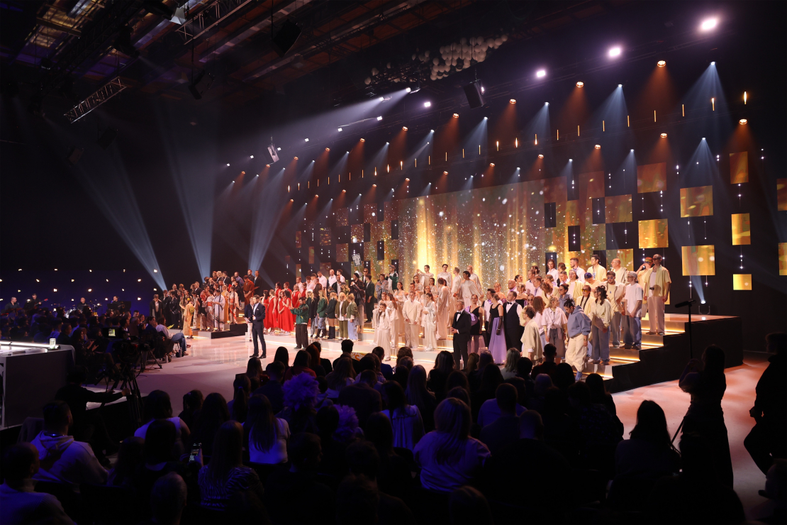 Muzikālā šova šova "Koru kari" piektā tiešraide.