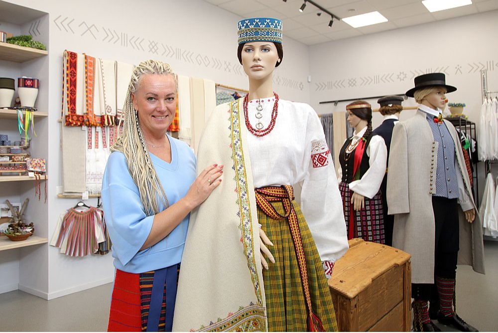 "Mani vienmēr ir interesējis tautiskais tērps, jo ir bijusi nepieciešamība saģērbt savus dejotājus. Turklāt esmu vēlējusies to izdarīt citādi, atrast kādu odziņu. Tāpēc esmu sekojusi līdzi šuvēju darbam, skatījusies un mācījusies, kā tiek darināta katra tērpa detaļa, kā veidots tā piegriezums, lai tas ne tikai labi pieguļ dejotāju augumiem, bet arī ir ērts un skatuviski skaists – gan pavisam maziem ķipariem, gan dejotājiem ar sirmām galvām," teic salonveikala "Rakstā. Viss dejai" saimniece Iveta Lazdāne-Pētersone.