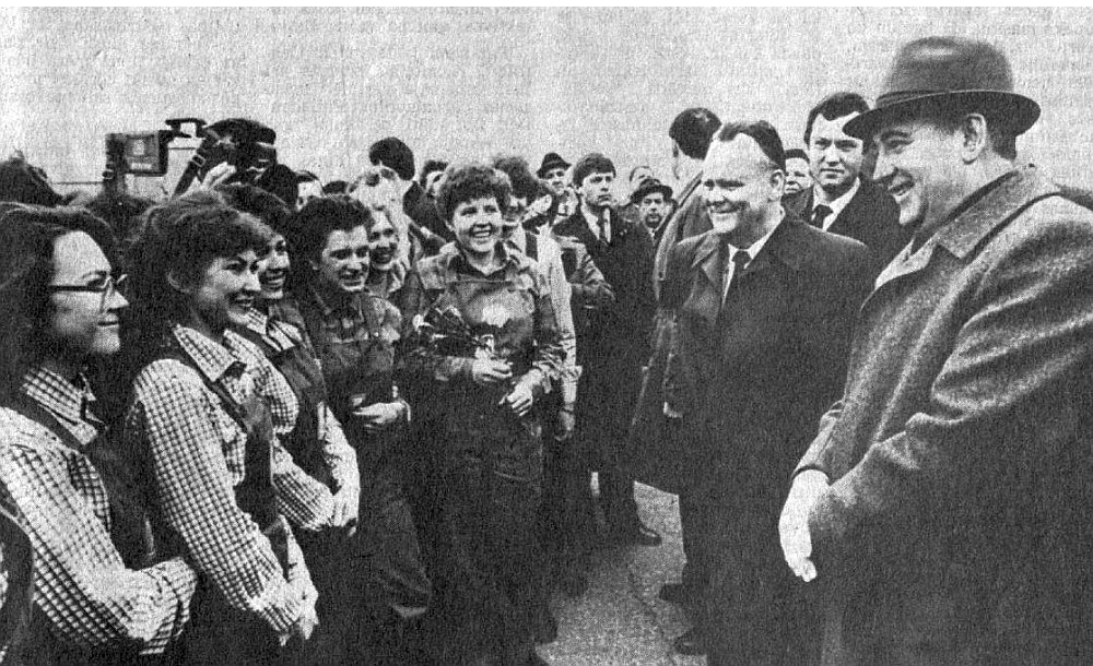 M. Gorbačovs (pirmais no labās) un Toljati "darbaļaudis".