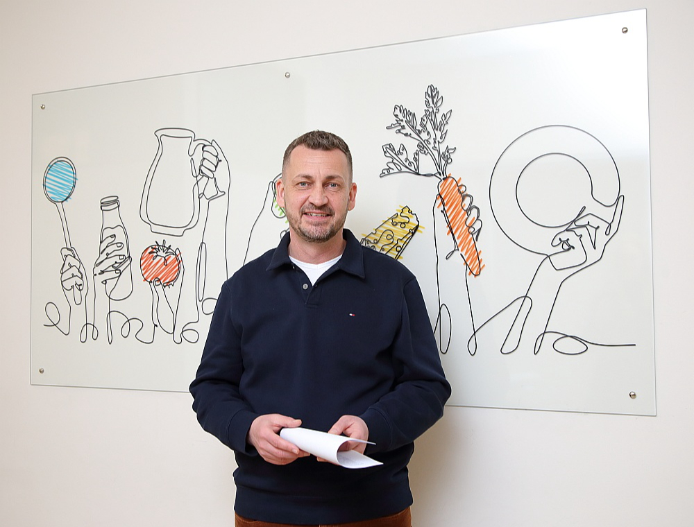 "Diemžēl praksē bieži redzam, ka iepirkumi pārvēršas par "skaistumkonkursiem", kuros ēdinātāji sacenšas, kuram ir plašāks sadarbības partneru tīkls – zemnieku saimniecības un ražotāji, ar kuriem sadarbojas līguma izpildē. Šāds mākslīgs kvantitatīvs kritērijs nekādā mērā negarantē paša ēdināšanas pakalpojuma kvalitāti – tas vairāk atbilst pārtikas produktu iepirkuma jēgai, kur galvenais kritērijs ir cena un produkta kvalitātes proporcija," secina SIA "Fristar" valdes loceklis Jānis Meija.