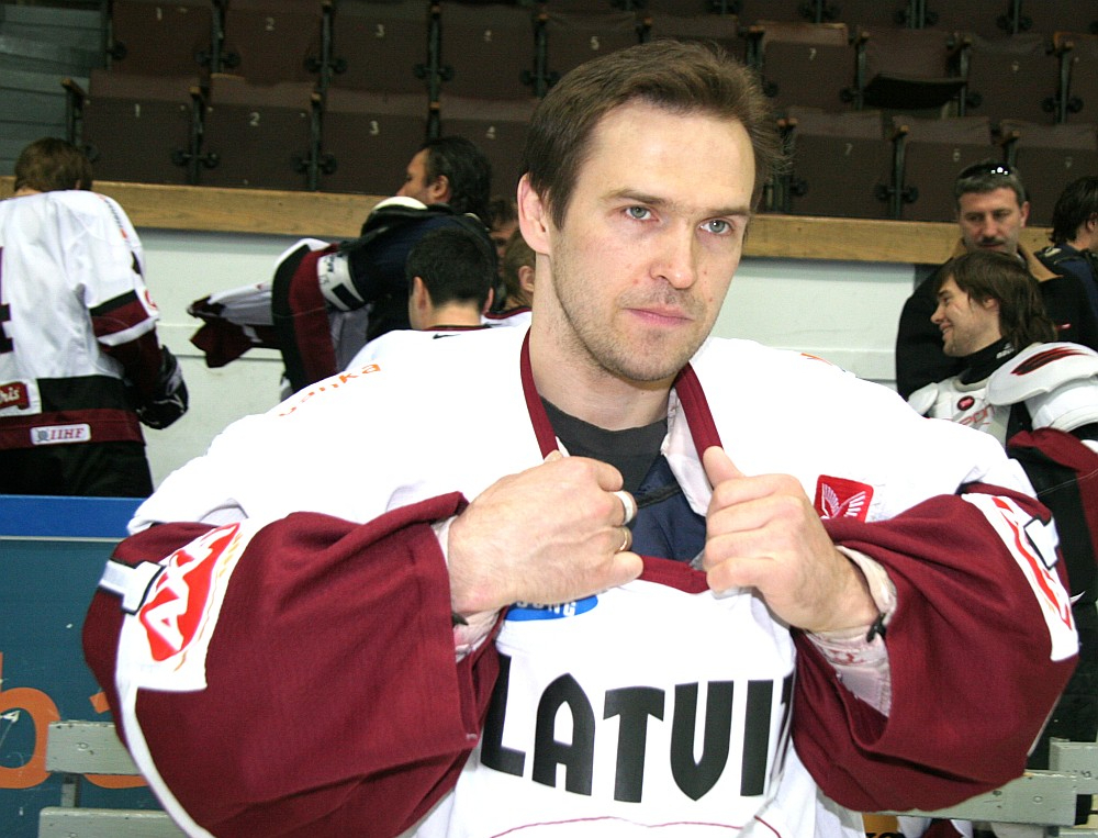 Bez Artūra Irbes ierašanās 1996. gada aprīlī Eindhovenā Latvijas hokeja izlase diezin vai būtu tikusi pie ceļazīmes uz pasaules hokeja eliti. Irbe abos svarīgākajos turnīra mačos ielaida tikai pa vienai ripai.