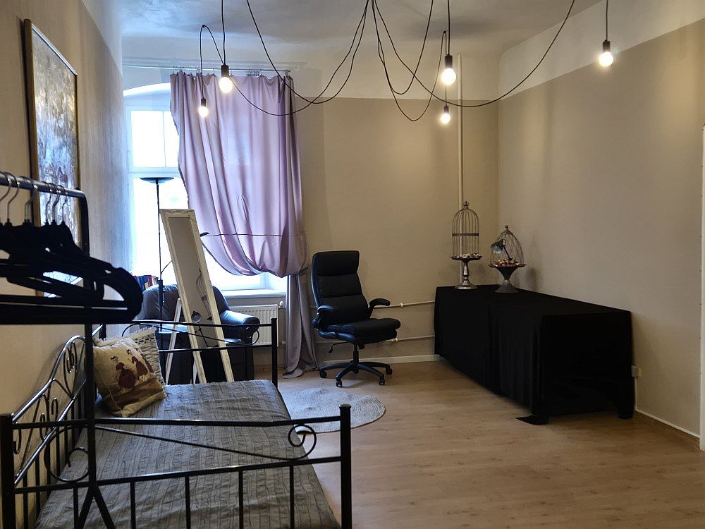 Viena no Jaunpils Rakstnieku pils rezidentu darbistabām.