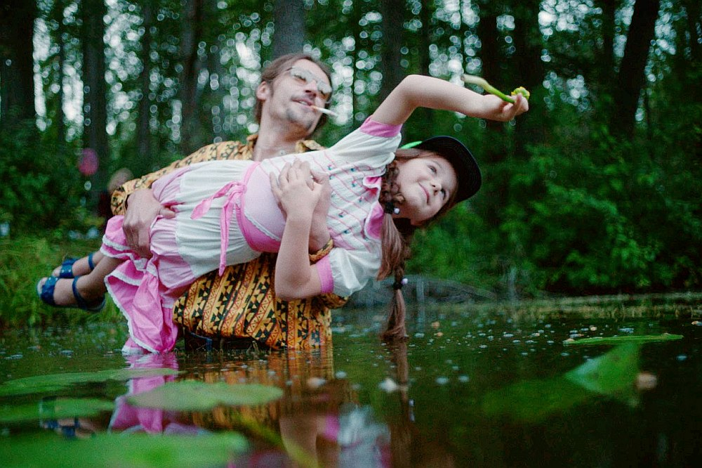 Kadrs no Alises Zariņas spēlfilmas "Nospiedumi".