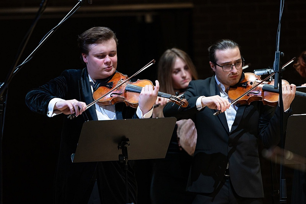 Brāmsa stīgu seksteta lasījumā Daniilam Bulajevam (no kreisās) pievienojās vijolnieks Andrejs Jegorovs un pārējie "Davinspiro Camerata" mūziķi.