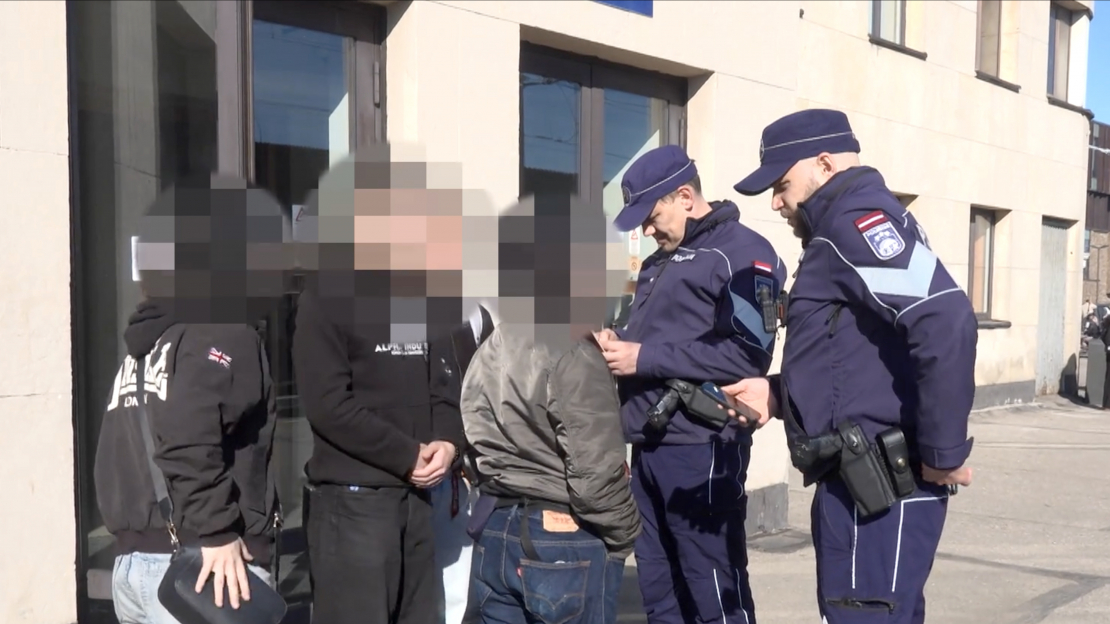 Policisti patrulē Rīgas Centrālajā stacijā.