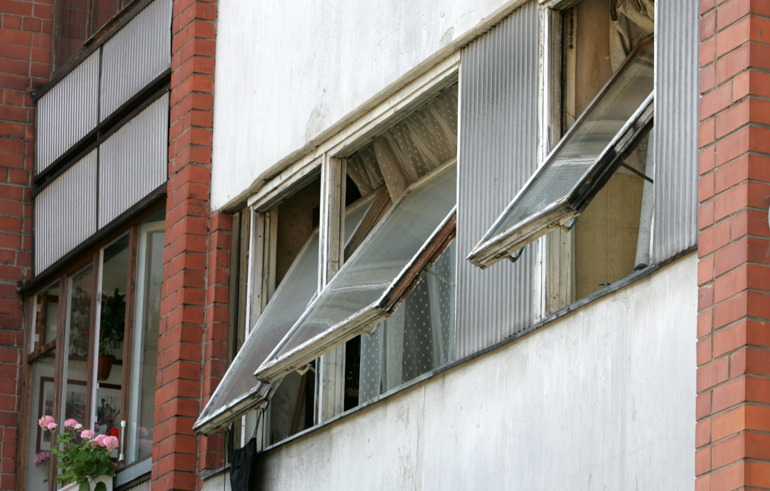 Daudzdzīvokļu mājas logi.