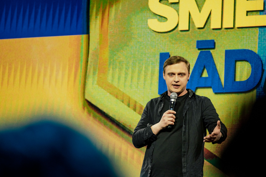 Komiķu labdarības šovā "Smieklu lādiņš" 2025. gadā. Jānis Kreičmanis.