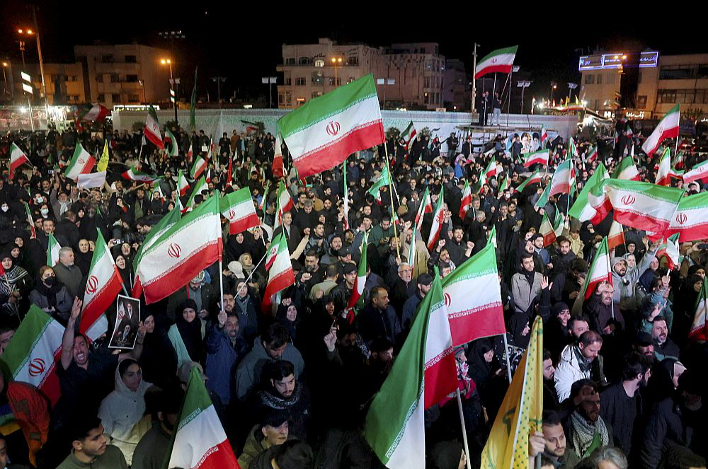 Irānas režīma atbalstītāji Teherānā izgājuši ielās pēc paziņojuma par karā ar ASV un Izraēlu panākto pamieru.
