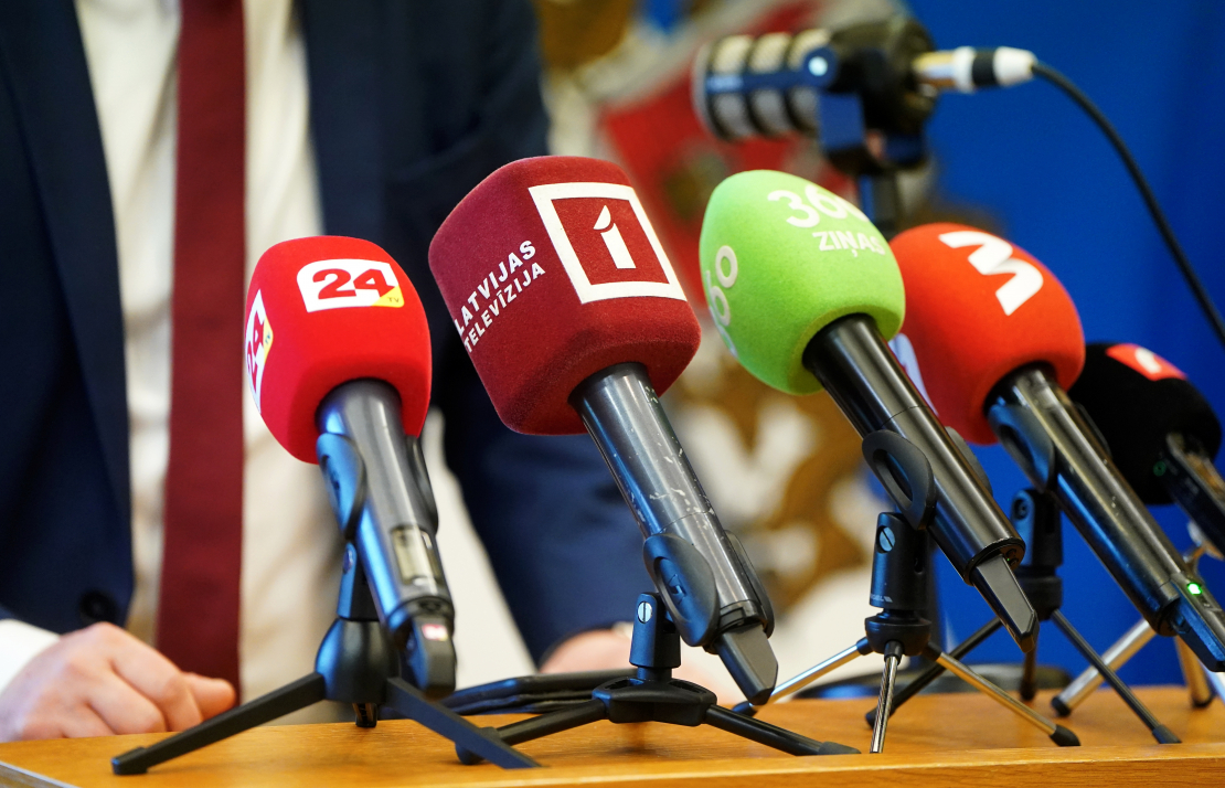 Preses konference. Mediju mikrofoni.