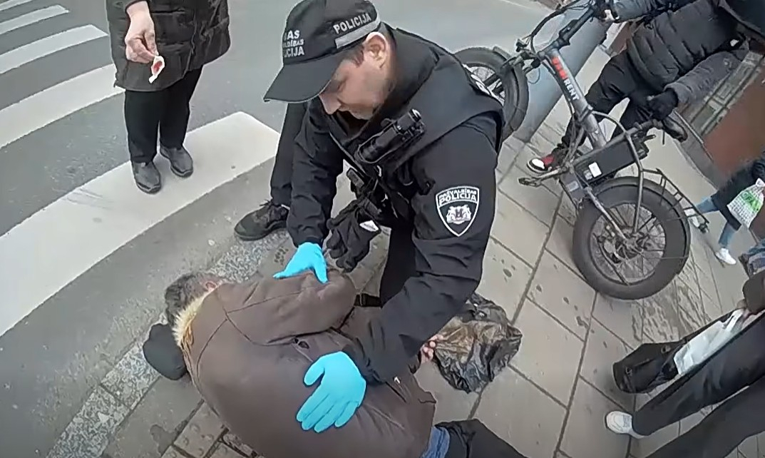 Rīgas pašvaldības policijas darbinieki glābj vīrieša dzīvību.