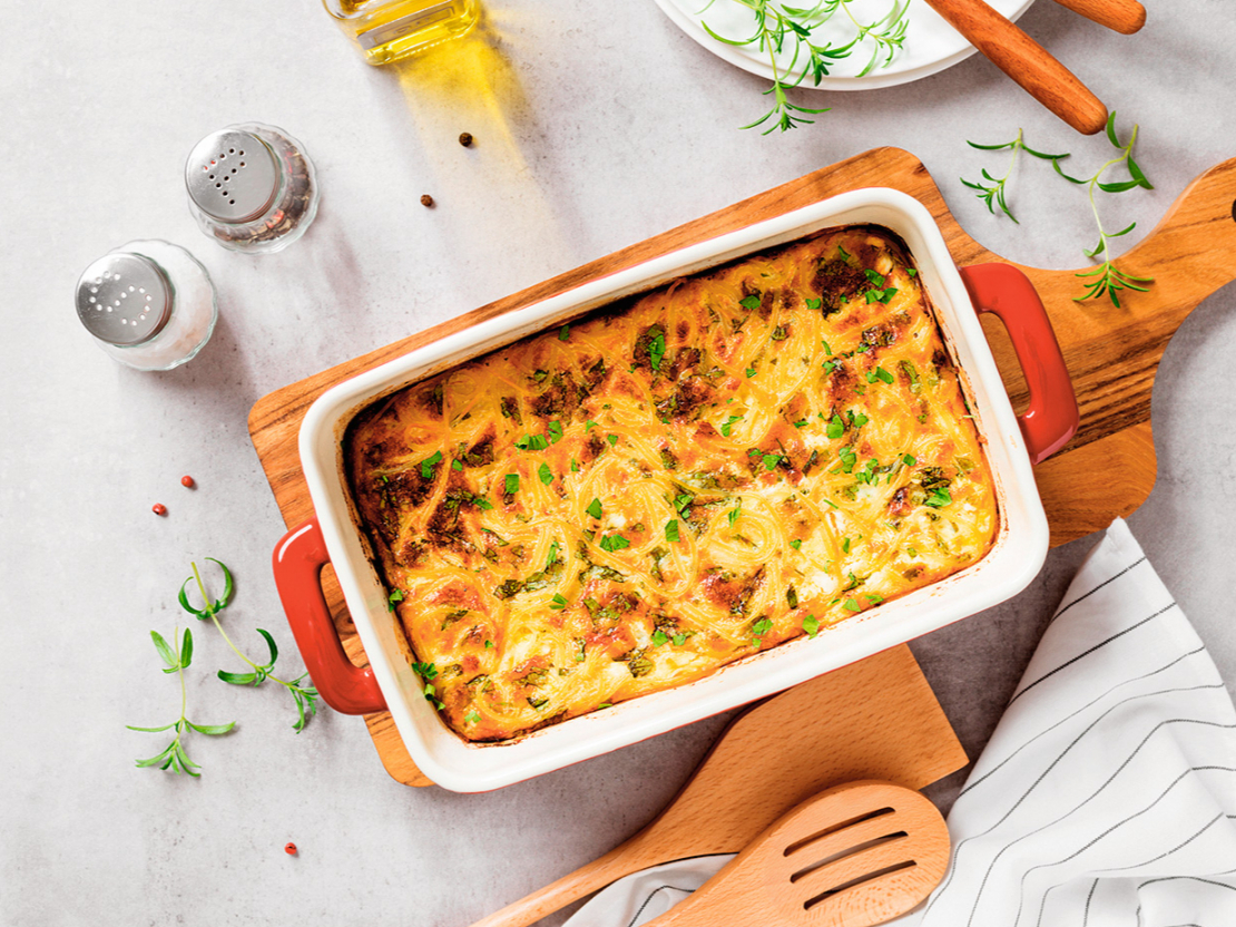 Spageti un spinātu sacepums.