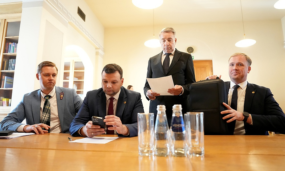 Zaļo un Zemnieku savienības pārstāvji – Saeimas frakcijas priekšsēdētājs Harijs Rokpelnis (no kreisās), labklājības ministrs Reinis Uzulnieks, ZZS valdes priekšsēdētāja vietnieks, Saeimas deputāts Uldis Augulis un ekonomikas ministrs Viktors Valainis ieradušies uz koalīcijas sanāksmi.