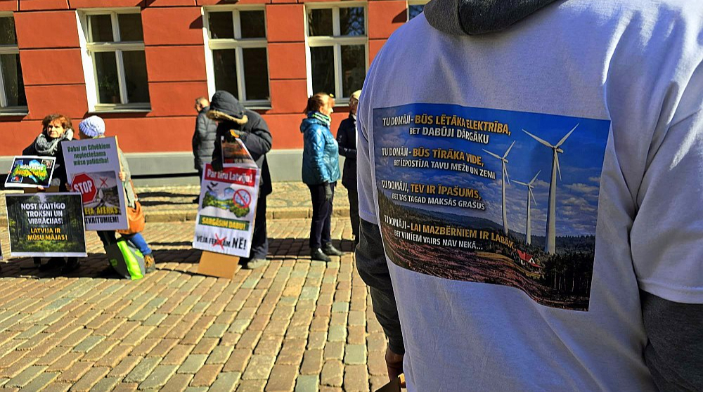 Protestētāju pret atjaunīgās enerģijas, īpaši vēja elektrostaciju, projektiem Latvijā nav mazums. Tas ir viens no kavēkļiem straujākai zaļās enerģijas projektu attīstībai. Te svarīgi atrast optimālo kompromisu, lai zaļajā aizrautībā nesastrēbtu karstu, bet arī – lai netiktu velti likti sprunguļi riteņos valsts enerģētiskajā neatkarībai.