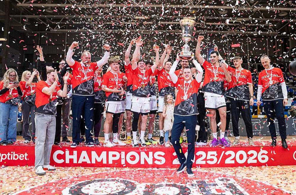 Kaspars Vecvagars (priekšplānā) galvenā trenera kurpēs iekāpis ar Latvijas kausu un Latvijas–Igaunijas līgas titulu. Vēl priekšā nozīmīgākais cēliens – pašmāju čempionāta izslēgšanas turnīrs.